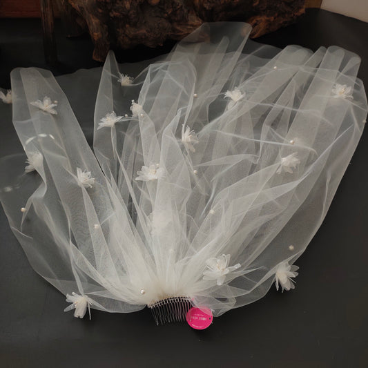 Bridal comb with long veil & small flowers